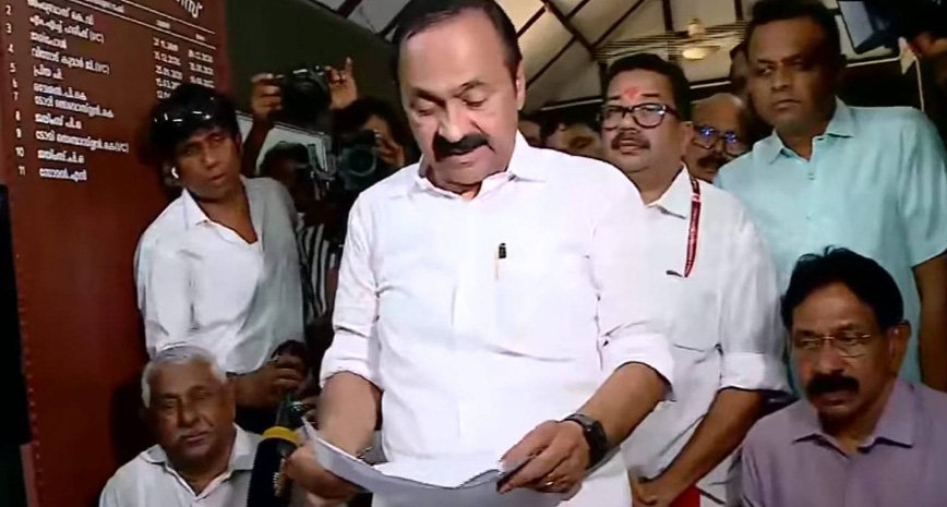 പത്രിക സമര്‍പ്പിച്ച് സതീശന്‍; കെട്ടിവയ്ക്കാനുള്ളത് തുക നല്‍കിയത് പ്ലാച്ചിമട സമരസമിതി