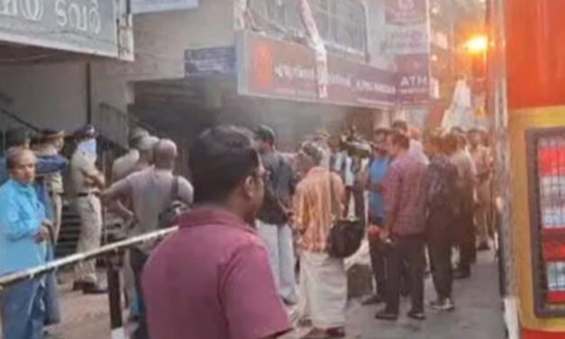 തീ​പി​ടി​ത്തം; ര​ക്ഷാ​പ്ര​വ​ര്‍​ത്ത​ന​ത്തി​നി​ടെ ഫ​യ​ര്‍​ഫോ​ഴ്‌​സ് ജീ​വ​ന​ക്കാ​ര്‍​ക്ക് പ​രി​ക്ക്