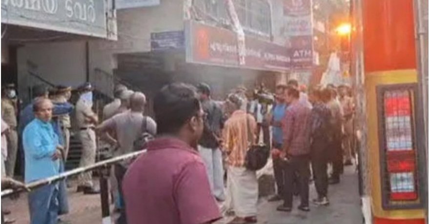 തീ​പി​ടി​ത്തം; ര​ക്ഷാ​പ്ര​വ​ര്‍​ത്ത​ന​ത്തി​നി​ടെ ഫ​യ​ര്‍​ഫോ​ഴ്‌​സ് ജീ​വ​ന​ക്കാ​ര്‍​ക്ക് പ​രി​ക്ക്