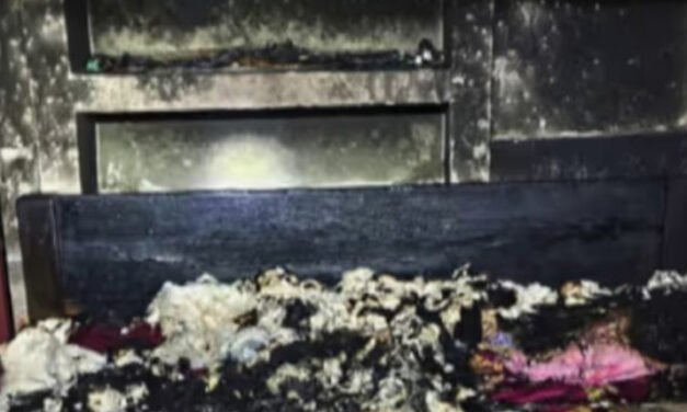 വീ​ടി​ന് തീ​പി​ടി​ച്ചു; വ​യോ​ധി​ക​ന് ദാ​രു​ണാ​ന്ത്യം