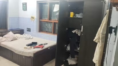 നോമ്പു തുറക്കാനായി മൂരാട്ടെ ബന്ധുവീട്ടിൽപ്പോയി, തിരിച്ചു വന്ന് നോക്കുമ്പോൾ അടുക്കള വാതിൽ തകർന്നു കിടക്കുന്നു; സ്വര്‍ണ ലോക്കറ്റ് കവർന്നു