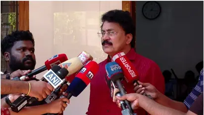 സിപിഎം ബന്ധം ഉപേക്ഷിച്ച് പികെ ശശി; ഒറ്റപ്പാലത്ത് കളത്തിലിറങ്ങും, വിമത സ്ഥാനാർത്ഥിയായി മത്സരിക്കും