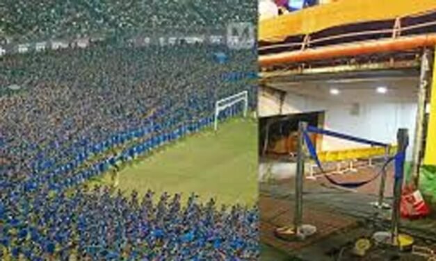 കലൂർ സ്റ്റേഡിയത്തിന്‍റെ ഗേറ്റ് തകർന്നുവീണു; ഓട്ടോയാത്രികർ തലനാരിഴക്ക് രക്ഷപ്പെട്ടു