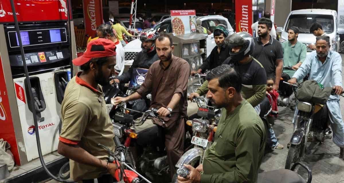 പെട്രോളിനും ഡീസലിനും ലീറ്ററിന് 55 രൂപ കൂട്ടി; ക്ഷാമം തടയാനെന്ന് പാക്കിസ്ഥാന്‍