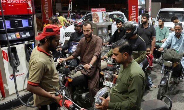 പെട്രോളിനും ഡീസലിനും ലീറ്ററിന് 55 രൂപ കൂട്ടി; ക്ഷാമം തടയാനെന്ന് പാക്കിസ്ഥാന്‍