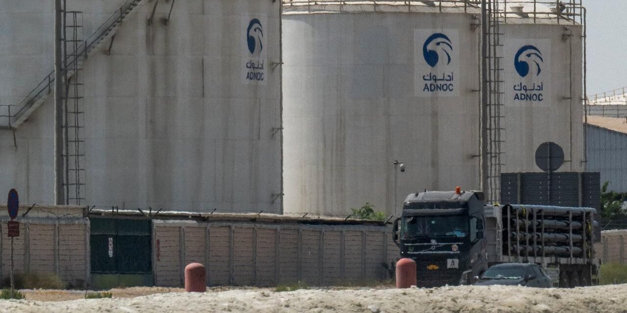 അബുദാബിയിലെ റുവൈസ് വ്യവസായ മേഖലയിൽ ഡ്രോൺ ആക്രമണത്തെത്തുടർന്ന് വൻ തീപിടിത്തം