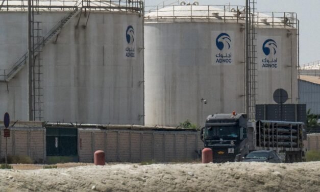 അബുദാബിയിലെ റുവൈസ് വ്യവസായ മേഖലയിൽ ഡ്രോൺ ആക്രമണത്തെത്തുടർന്ന് വൻ തീപിടിത്തം