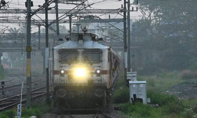 കേരളത്തിലുടനീളം റെയില്‍ കണക്ടിവിറ്റി ഉറപ്പാക്കാൻ മൂന്ന് ഓപ്ഷനുകൾ  പരിഗണനയിലെന്ന് കേന്ദ്ര റെയില്‍വേ മന്ത്രി