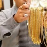 സ്വർണ വില വീണ്ടും താഴോട്ട്; 17 ദിവസം കൊണ്ട് കുറഞ്ഞത് 11240 രൂപ, ഇന്ന് ഒരു പവൻ വാങ്ങാൻ നൽകേണ്ടത് 1,15, 680 രൂപയിലധികം