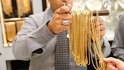 സ്വർണ വില വീണ്ടും താഴോട്ട്; 17 ദിവസം കൊണ്ട് കുറഞ്ഞത് 11240 രൂപ, ഇന്ന് ഒരു പവൻ വാങ്ങാൻ നൽകേണ്ടത് 1,15, 680 രൂപയിലധികം