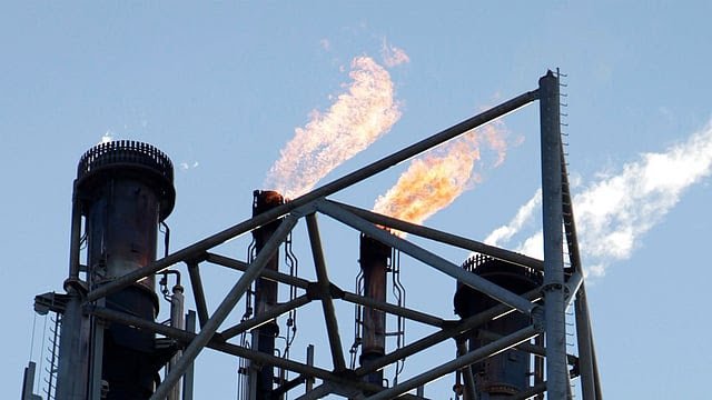 എണ്ണ ക്ഷാമം പരിഹരിക്കാന്‍ ലക്ഷ്യമിട്ട് ഇന്ത്യ, ഇറാന്‍ എണ്ണ വാങ്ങാന്‍ ഇന്ത്യന്‍ കമ്പനികള്‍; റിപ്പോര്‍ട്ട്