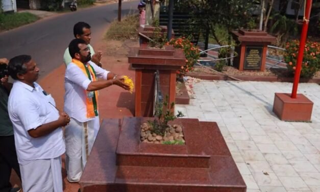 എ.കെ.ജി സ്മാരകത്തില്‍ പുഷ്പാര്‍ച്ചന നടത്തി ബി.ജെ.പി സ്ഥാനാർഥി കെ. രഞ്ജിത്ത്