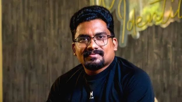 സഞ്ജുവിനും ധോണിക്കും മലയാളിയുടെ കുപ്പായം, ചെന്നൈ സൂപ്പർ കിംഗ്സിന് സ്പോർട്‌സ്‌വെയർ ഒരുക്കുന്നത് തലസ്ഥാനത്തെ സംരംഭകൻ