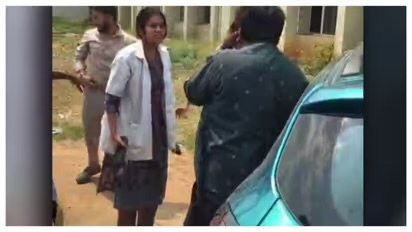 മോശമായി പെരുമാറിയ അധ്യാപകനെ ചെരിപ്പ് കൊണ്ടടിച്ച് വിദ്യാർത്ഥിനി, ബെം​ഗളൂരുവിൽ അസിസ്റ്റന്റ് പ്രൊഫസറെ സസ്പെൻഡ് ചെയ്തു