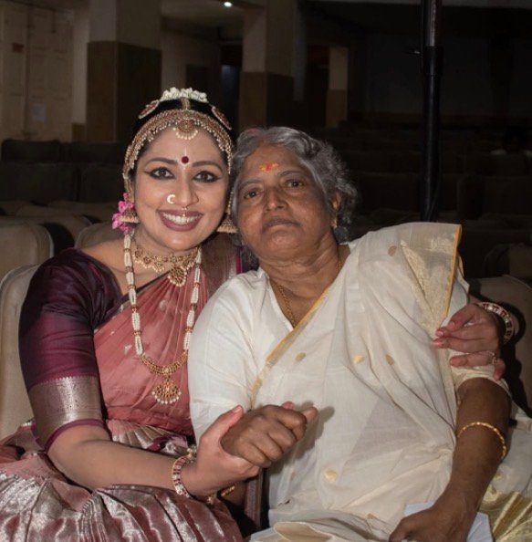 നടി നവ്യ നായരുടെ ഭർതൃമാതാവ് അന്തരിച്ചു