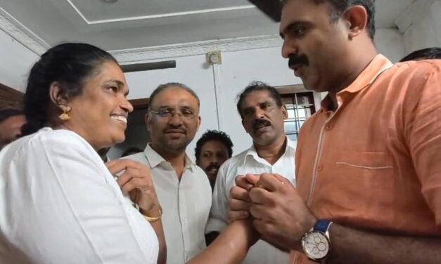 അബിൻ വർക്കിക്ക് തെരഞ്ഞെടുപ്പിൽ കെട്ടിവയ്ക്കാനുള്ള തുക കൈമാറി