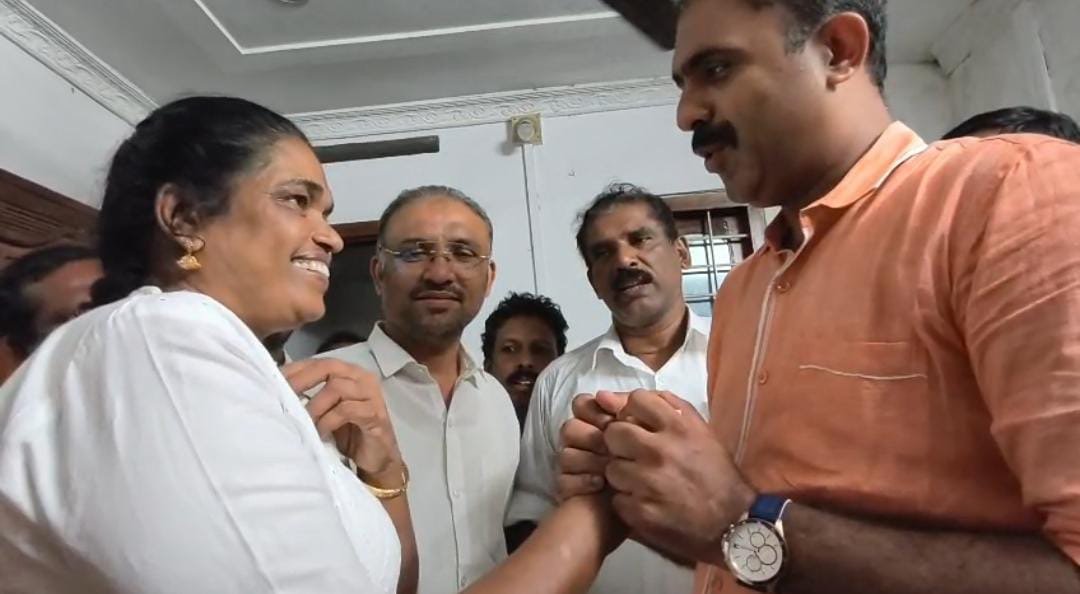 അബിൻ വർക്കിക്ക് തെരഞ്ഞെടുപ്പിൽ കെട്ടിവയ്ക്കാനുള്ള തുക കൈമാറി