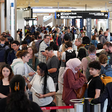 വിമാനത്താവളങ്ങളിൽ ഐസ് ഏജന്റുമാരെ വിന്യസിക്കുമെന്ന് ട്രംപിന്റെ മുന്നറിയിപ്പ്