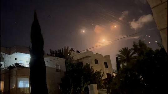 ട്രംപിന്റെ സമാധാന നീക്കങ്ങൾക്കിടയിലും ഇസ്രായേലിന് നേരെ ഇറാന്റെ മിസൈൽ വർഷം