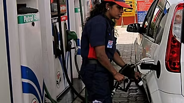 ഇന്ധനവിലയിൽ വൻ ഇളവ്; പെട്രോൾ എക്സൈസ് തീരുവ മൂന്ന് രൂപയാക്കി, ഡീസലിന് തീരുവ പൂർണ്ണമായും ഒഴിവാക്കി