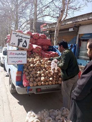 യുദ്ധത്തിനിടെ ഹൃദയം തൊടുന്ന കാഴ്ച: ടെഹ്റാനിൽ പാവപ്പെട്ടവർക്ക് സൗജന്യമായി ഉരുളക്കിഴങ്ങ് നൽകുന്ന കച്ചവടക്കാരൻ
