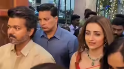 തൃഷയ്ക്കൊപ്പം വിവാഹവിരുന്നിനെത്തി വിജയ്; ഒരേ കാറിൽ വന്നിറങ്ങി, മടക്കവും ഒന്നിച്ച്