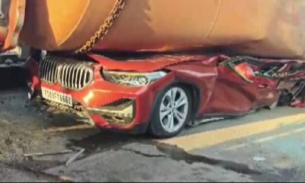 ആ​ഢം​ബ​ര കാ​റി​ന് മു​ക​ളി​ലേ​ക്ക് ട്ര​ക്ക് മ​റി​ഞ്ഞു; അ​ഭി​ഭാ​ഷ​ക​ന് ദാ​രു​ണാ​ന്ത്യം