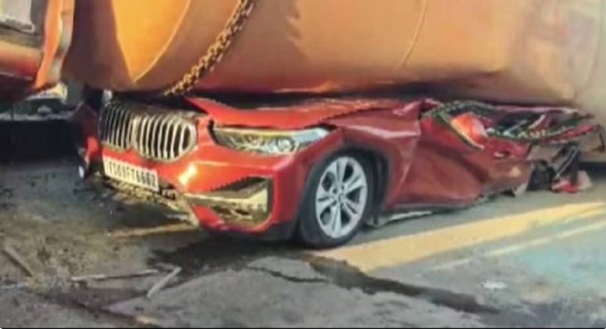 ആ​ഢം​ബ​ര കാ​റി​ന് മു​ക​ളി​ലേ​ക്ക് ട്ര​ക്ക് മ​റി​ഞ്ഞു; അ​ഭി​ഭാ​ഷ​ക​ന് ദാ​രു​ണാ​ന്ത്യം