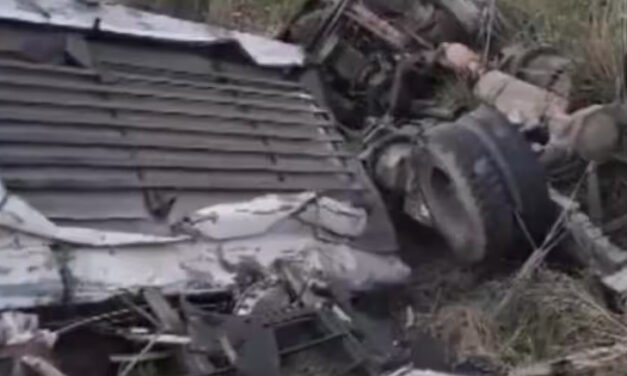 ബ​സും ട്ര​ക്കും കൂ​ട്ടി​യി​ടി​ച്ച് ആ​റു​പേ​ർ മ​രി​ച്ചു