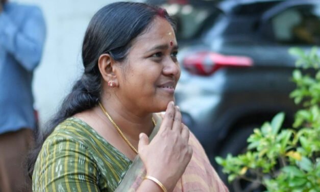 വോട്ടിന് നോട്ട് ആരോപണം ഉണ്ടയില്ലാ വെടി, തിരക്കഥ തയാറാക്കി തന്നെ വേട്ടയാടി; കാർ തടഞ്ഞത് അശ്ശീല ആം​ഗ്യം കാണിച്ചതിനാലാണെന്ന് ശോഭ സുരേന്ദ്രൻ