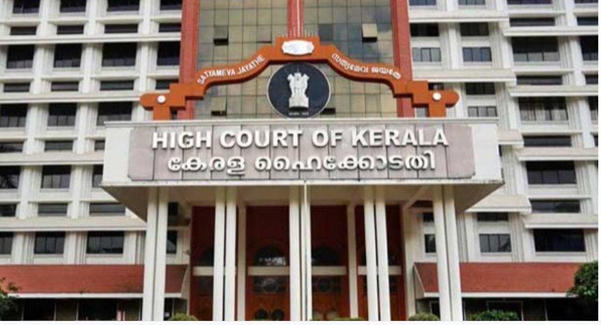 മെട്രോ തൂണുകൾക്ക് സമീപം റോഡ് ഇടിയുന്നു; അടിയന്തര നടപടി എടുക്കണമെന്ന് ഹൈക്കോടതി