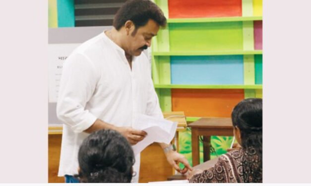 മു​​​​ട​​​​വ​​​​ൻ​​​​മു​​​​ഗ​​​​ളി​​​​ൽ വോ​​​​ട്ട് ചെ​​​​യ്ത് മോ​​​​ഹ​​​​ൻ​​​​ലാ​​​​ൽ