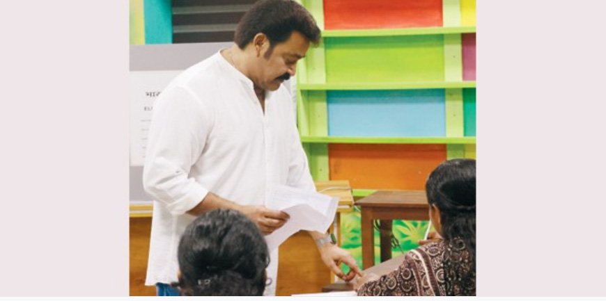 മു​​​​ട​​​​വ​​​​ൻ​​​​മു​​​​ഗ​​​​ളി​​​​ൽ വോ​​​​ട്ട് ചെ​​​​യ്ത് മോ​​​​ഹ​​​​ൻ​​​​ലാ​​​​ൽ