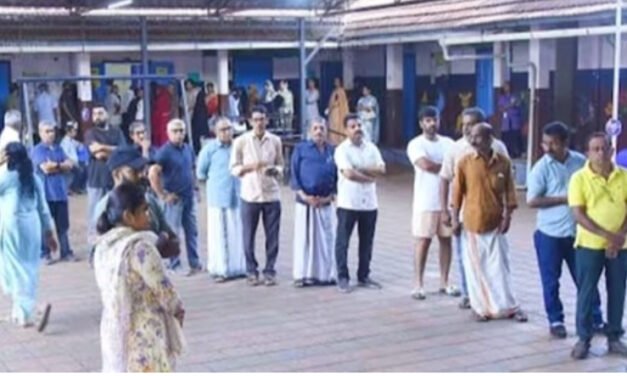 ജ​നോ​ത്സ​വം 2026; ബൂ​ത്തു​ക​ളി​ൽ നീ​ണ്ട​നി​ര