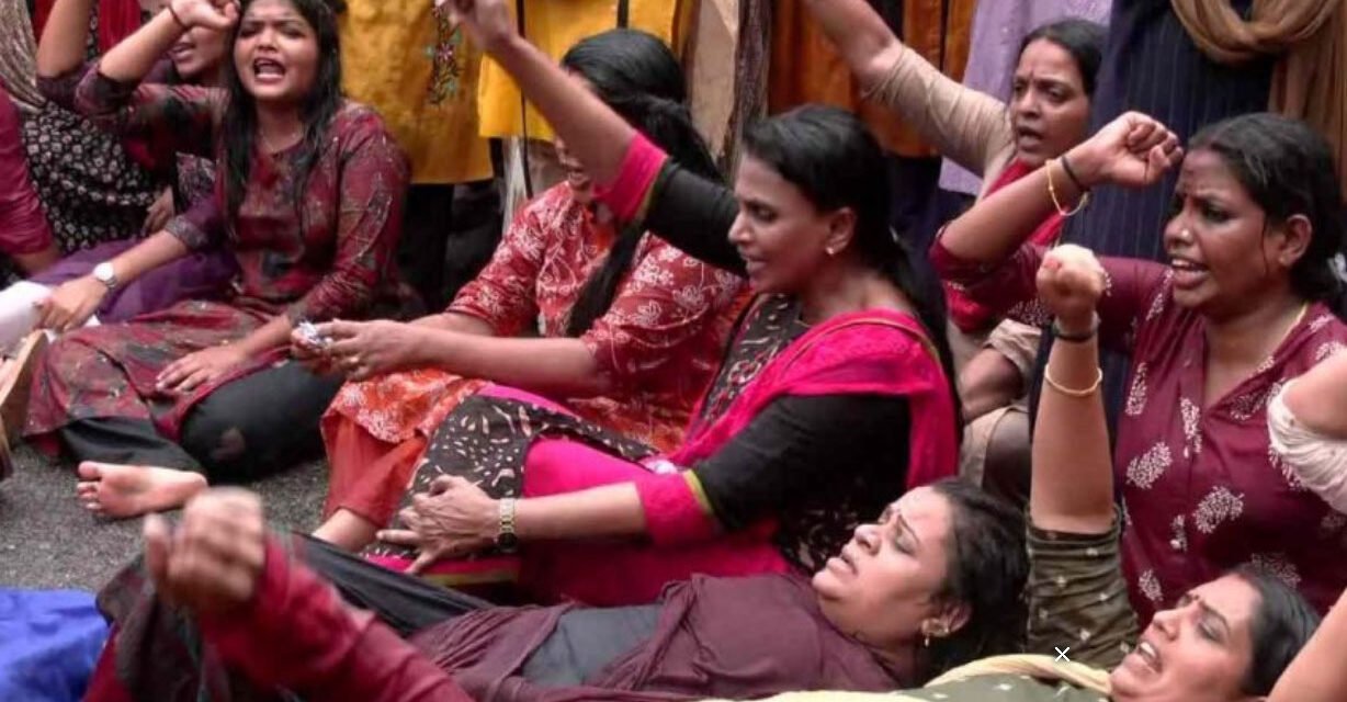 ‘പോ​ടാ പു​ല്ലേ പോ​ലീ​സേ’, പോ​ലീ​സ് സ്റ്റേ​ഷ​ൻ മാ​ർ​ച്ചി​ൽ ആ​ർ. ശ്രീ​ലേ​ഖ​യെ പ്ര​തി ചേ​ർ​ത്തു