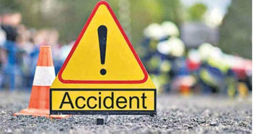 സ്കൂ​ട്ട​റും ട്ര​ക്കും കൂ​ട്ടി​യി​ടി​ച്ച് ഒ​രു കു​ടും​ബ​ത്തി​ലെ മൂ​ന്ന് പേ​ർ മ​രി​ച്ചു