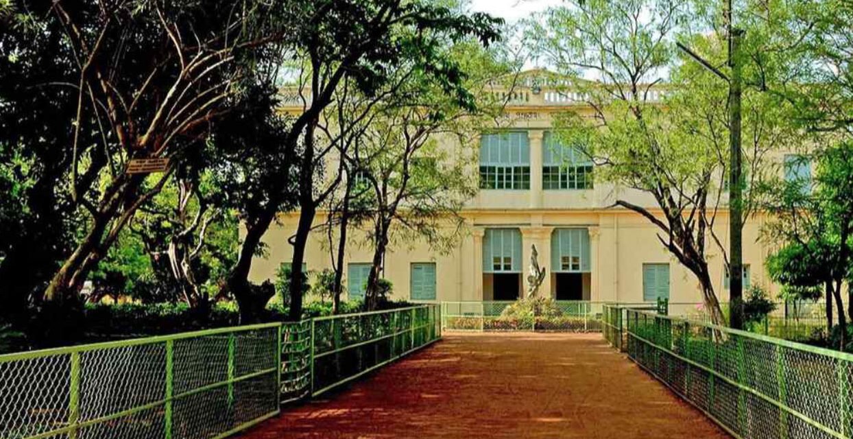 തെ​ര​ഞ്ഞെ​ടു​പ്പ് ജോ​ലി ‘അ​മി​ത സ​മ്മ​ർ​ദം’; പ​രാ​തി​യു​മാ​യി വൈ​സ് ചാ​ൻ​സ​ല​റെ സ​മീ​പി​ച്ച് വി​ശ്വ​ഭാ​ര​തി സ​ർ​വ​ക​ലാ​ശാ​ലാ അ​ധ്യാ​പ​ക​ർ