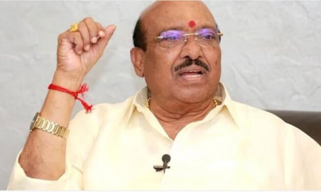 ഇ​ട​ത് മാ​റി വ​ല​ത് ച​വു​ട്ടി; സ​തീ​ശ​ൻ മു​ഖ്യ​മ​ന്ത്രി​യാ​കാ​ൻ യോ​ഗ്യ​നെ​ന്ന് വെ​ള്ളാ​പ്പ​ള്ളി