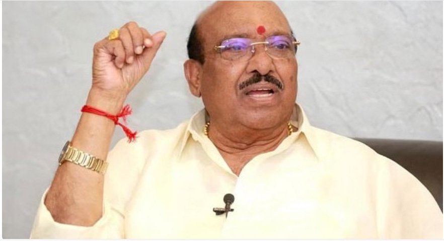 ഇ​ട​ത് മാ​റി വ​ല​ത് ച​വു​ട്ടി; സ​തീ​ശ​ൻ മു​ഖ്യ​മ​ന്ത്രി​യാ​കാ​ൻ യോ​ഗ്യ​നെ​ന്ന് വെ​ള്ളാ​പ്പ​ള്ളി