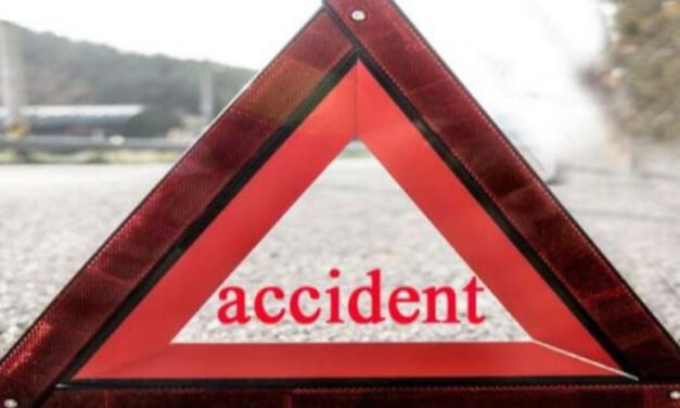 നി​യ​ന്ത്ര​ണം​വി​ട്ട ബൈ​ക്ക് വൈ​ദ്യു​തി പോ​സ്റ്റി​ലി​ടി​ച്ചു; ര​ണ്ട് യു​വാ​ക്ക​ൾ മ​രി​ച്ചു