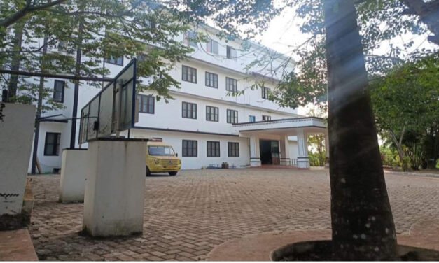 ക​ണ്ണൂ​ർ അ​ഞ്ച​ര​ക്ക​ണ്ടി ദ​ന്ത​ൽ കോ​ളേ​ജി​ന് തി​രി​ച്ച​ടി; ഭൂ​മി തി​രി​ച്ചു​പി​ടി​ക്കാ​ൻ ഉ​ത്ത​ര​വ്