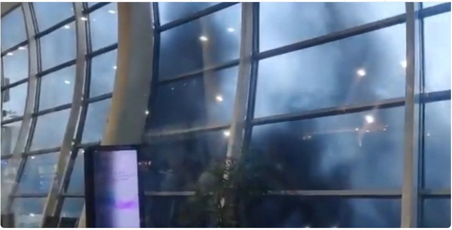 മും​ബൈ വി​മാ​ന​ത്താ​വ​ള​ത്തി​ൽ തീ​പി​ടിത്തം