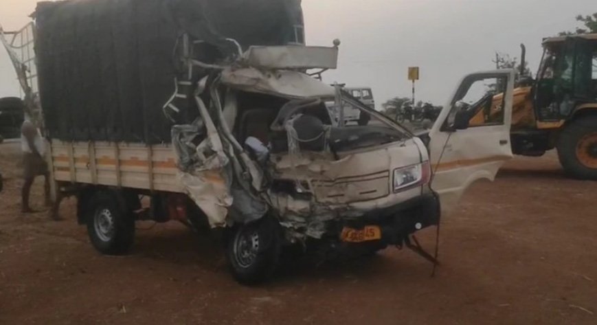 തീ​ർ​ഥാ​ട​ക​ർ സ​ഞ്ച​രി​ച്ച പി​ക്ക് അ​പ്പ് വാ​നും ടാ​ങ്ക​ർ ലോ​റി​യും കൂ​ട്ടി​യി​ടി​ച്ച് എ​ട്ട് മ​ര​ണം