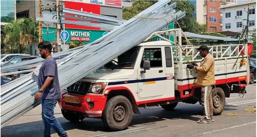 പി​ക്അ​പ്പി​ൽനി​ന്നു സ്റ്റീ​ൽ പൈ​പ്പു​ക​ൾ കെ​ട്ട​ഴി​ഞ്ഞു വീ​ണു, കു​ത്തി ക​യ​റി​യ​തു കാ​റി​നു​ള്ളി​ലേ​ക്ക്