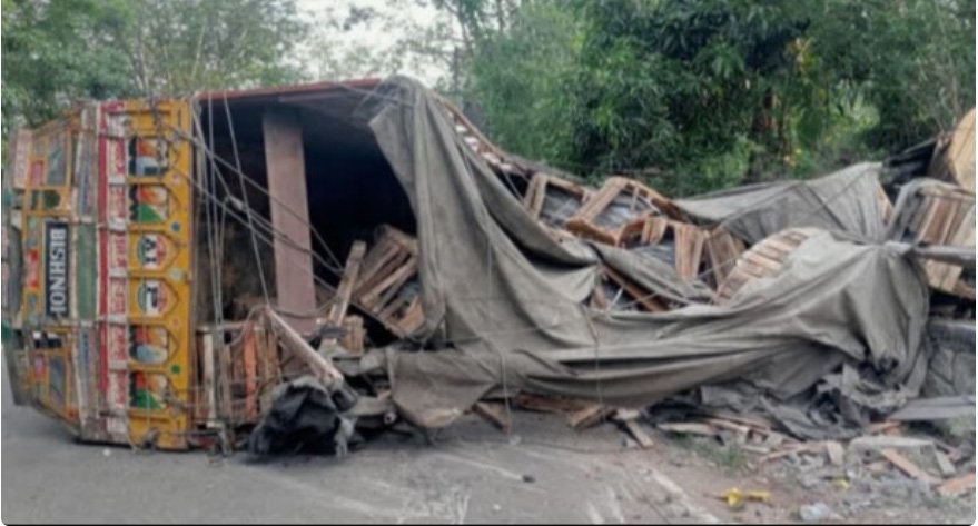 വെ​ഞ്ഞാ​റ​മൂ​ടി​ന് സ​മീ​പം കേ​ബി​ൾ റോ​ളു​ക​ളു​മാ​യി വ​ന്ന ലോ​റി മ​റി​ഞ്ഞു