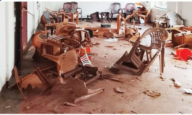 പ​യ്യ​ന്നൂ​രി​ലും മ​യ്യി​ലി​ലും വ്യാ​പ​ക അ​ക്ര​മം; കോ​ൺ. മ​ണ്ഡ​ലം ക​മ്മി​റ്റി ഓ​ഫീ​സ് ത​ക​ർ​ത്തു