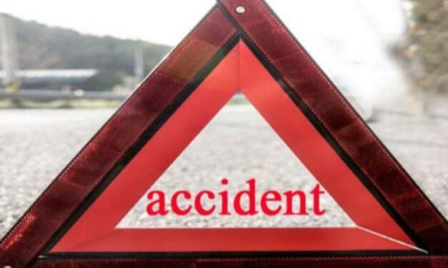 നി​ര​വ​ധി വാ​ഹ​ന​ങ്ങ​ളി​ൽ ഇ​ടി​ച്ച ശേ​ഷം നി​ർ​ത്താ​തെ പോ​യ കാ​ർ ഡ്രൈ​വ​റെ നാ​ട്ടു​കാ​ർ പി​ന്തു​ട​ർ​ന്ന് പി​ടി​കൂ​ടി