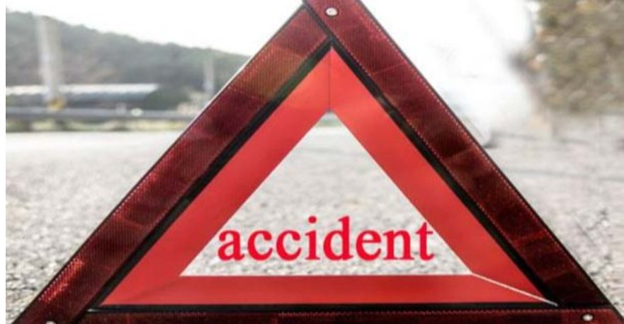 നി​ര​വ​ധി വാ​ഹ​ന​ങ്ങ​ളി​ൽ ഇ​ടി​ച്ച ശേ​ഷം നി​ർ​ത്താ​തെ പോ​യ കാ​ർ ഡ്രൈ​വ​റെ നാ​ട്ടു​കാ​ർ പി​ന്തു​ട​ർ​ന്ന് പി​ടി​കൂ​ടി