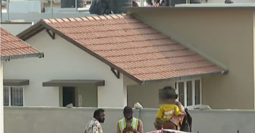 വ​യ​നാ​ട് ടൗ​ൺ​ഷി​പ്പി​ലെ ഒ​രു വീ​ട്ടി​ൽ കൂ​ടി ചോ​ർ​ച്ച​യെ​ന്ന് പ​രാ​തി