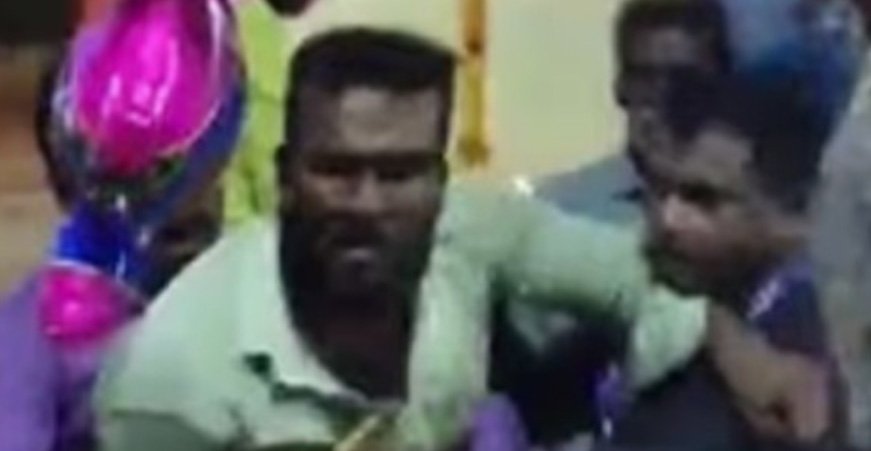 ഉ​ത്സ​വ​ത്തി​നി​ടെ വ​ടി​വാ​ളു​മാ​യി യു​വാ​വി​ന്‍റെ പ​രാ​ക്ര​മം; പോ​ലീ​സ് കേ​സെ​ടു​ത്തു